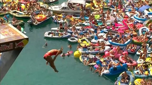 Divers wow crowds with daring performances at Swiss lake