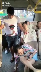 راكب حافلة يعطي درسا لامرأة ترمي ورقة على الأرض