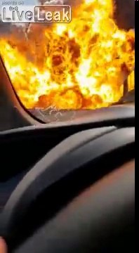 Il filme l'explosion d'un camion citerne de sa voiture sur l'autoroute à Bologne