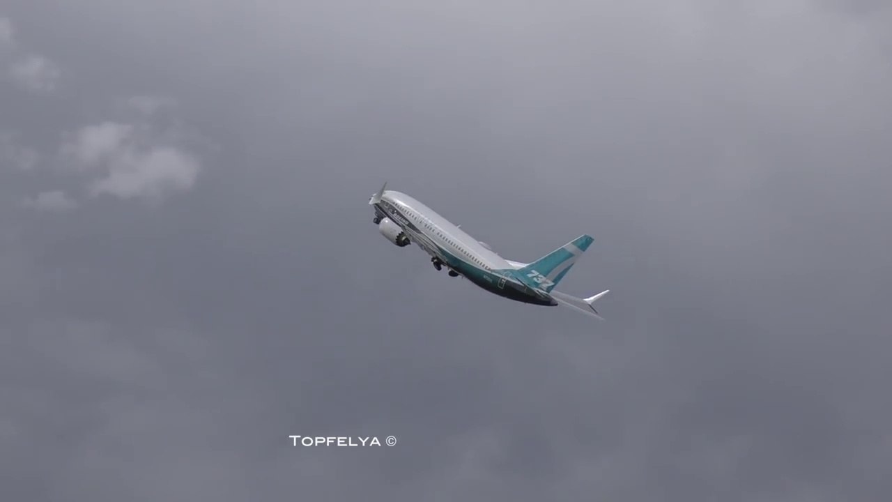 Décollage presque à la verticale d'un avion Boeing !