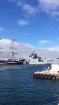 Collision entre un vieux voilier et un bateau militaire !