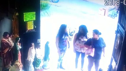 ASÍ SE ROBA LA GENTE A LOS "SAGRADOS MUÑECOS"