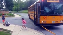Kanada’da Okul Otobüsünün Önüne Çocukların Geçmemesi İçin Alınan Güvenlik Önlemi ve Araçların Okul Otobüsü Görür Görmez Durması