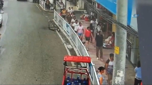 - Dev Reklam Panosu İnsanların Üzerine Devrildi