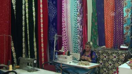 'Kıras fistanlar' usta ellerde dikilmeye devam ediyor - HAKKARİ