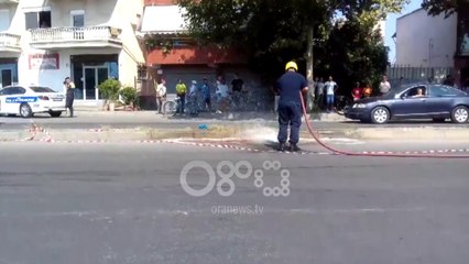Ora News - Punonjësit e zjarrfikëses pastrojnë rrugën pas aksidentit tragjik të ndodhur në Tiranë
