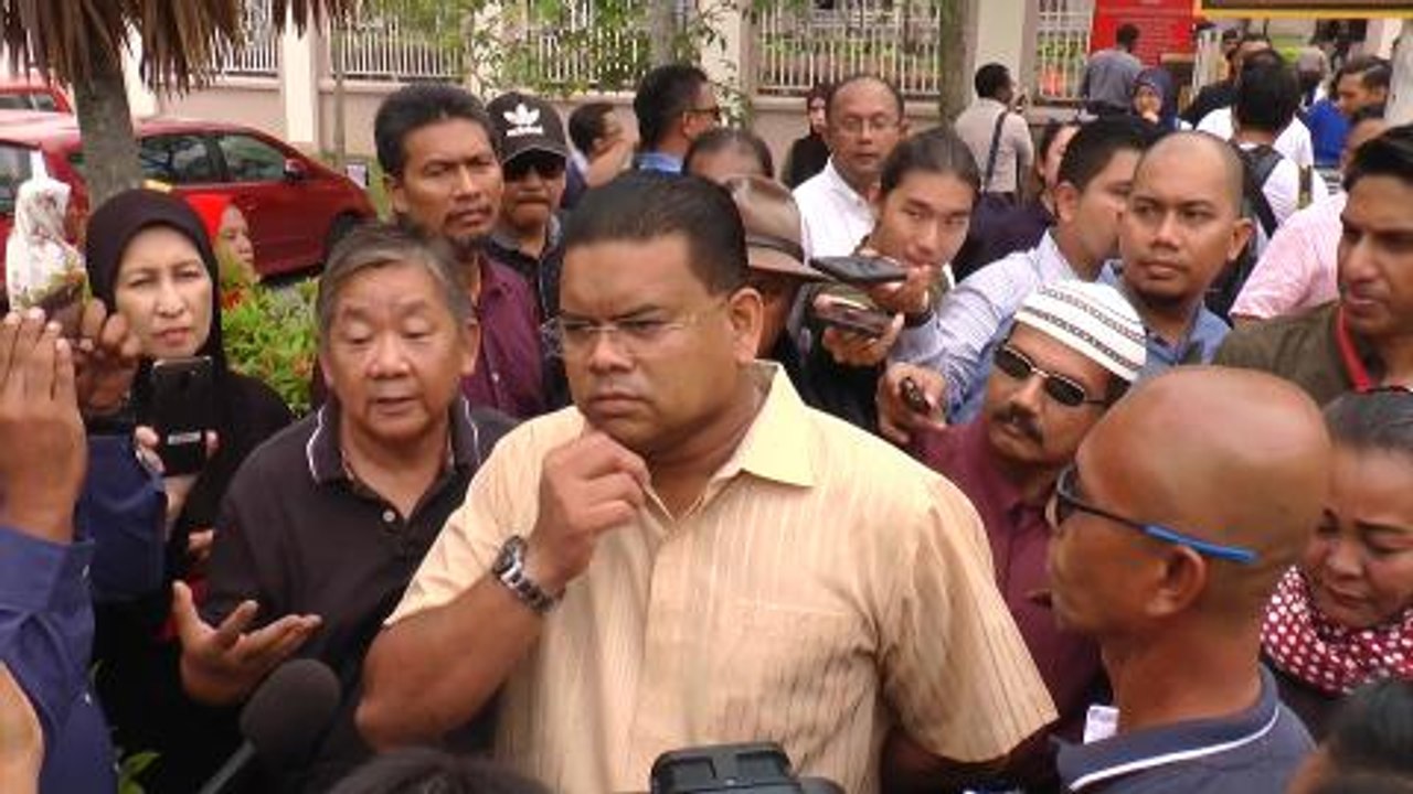 Najib’s supporters barred from entering Duta court complex