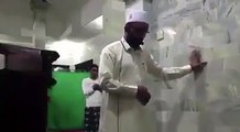 #فيديوفي مشهد مؤثر .. إمام مسجد بـ #إندونيسيا يكمل الصلاة على الرغم من شدة الزالزال الذي وقع بالبلاد متمسكا بالجدار#الوطن