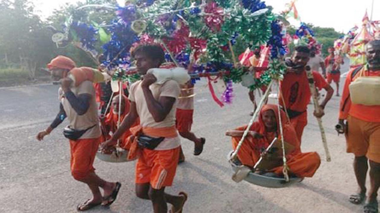 Kanwar Yatra : 4 Brothers carried their parents on shoulders | Oneindia News