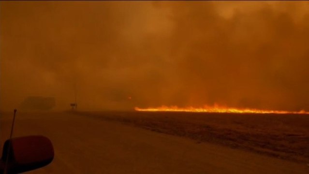Los bomberos luchan contra el incendio de California