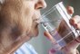 Canicule : un quart des personnes âgées ont consulté pour avoir bu trop d'eau