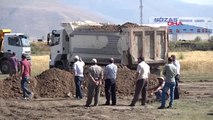 Erzurum Köylüler Traktörlerle Yolu Kesti Hd