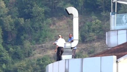 Metrelerce Yükseklikte Canlarını Hiçe Sayarak Baca Tamiri Yaptılar