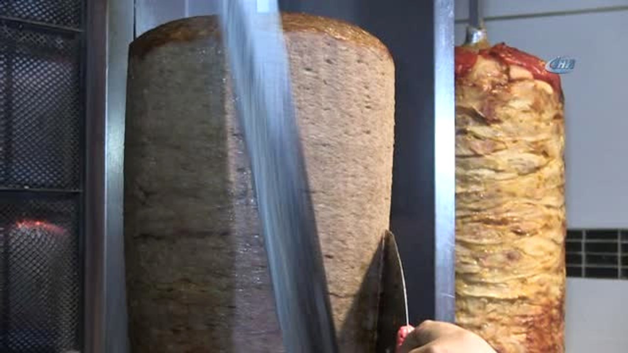 Berlin'deki Türk Dönerci Kaya Yoksullara Kapısını Açıyor- Parası Olmayanlara Bedava Döner Veriyor