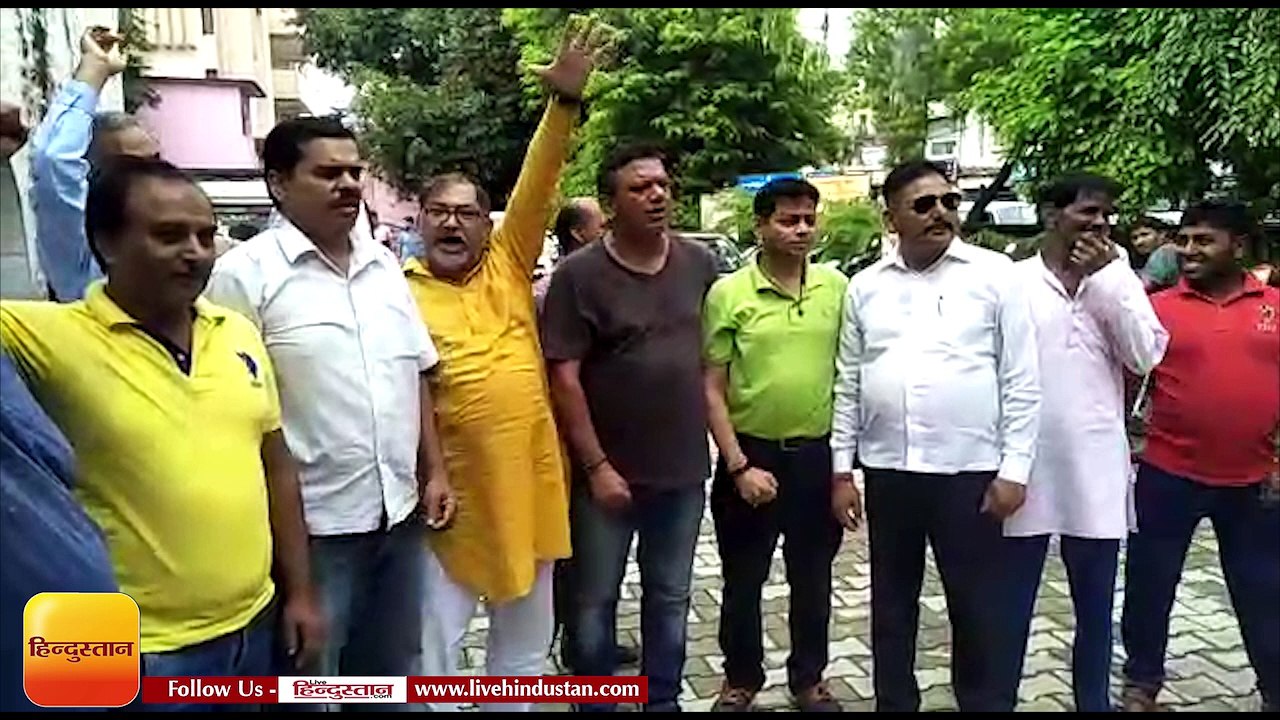 अवैध खनन मामले में सपा नेता को फंसाने का आरोप, प्रदर्शन
