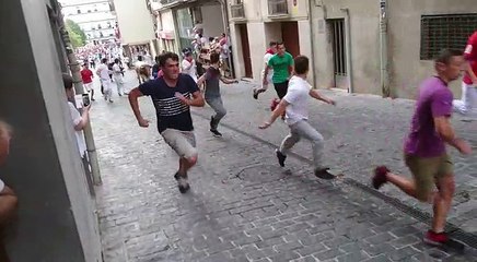 El momento de la angustiosa cogida a un hombre en el cuarto encierro de Estella