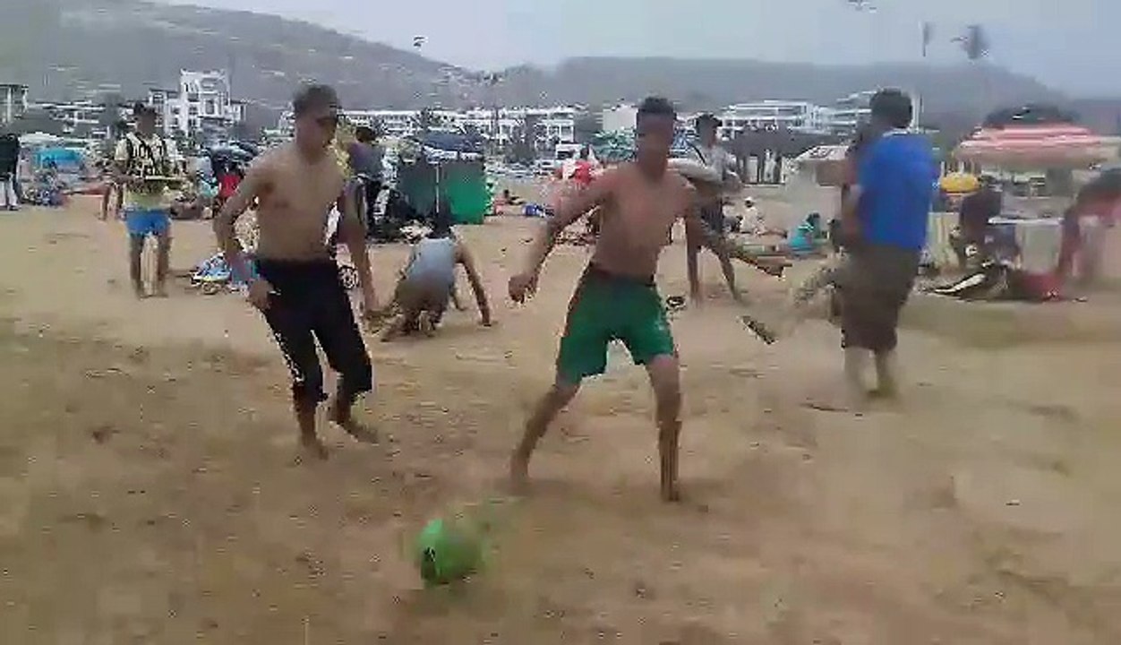 Jeu de ballon sur la plage