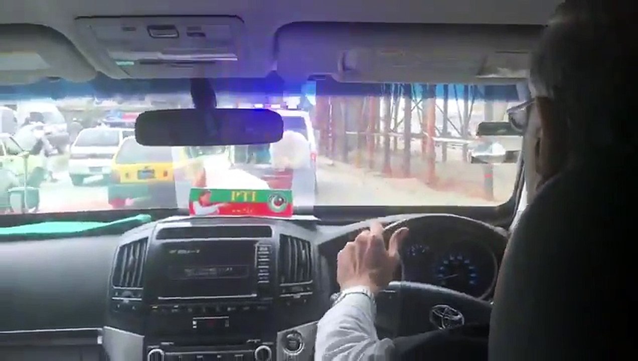پشاور میں عمران خان پروٹوکول کے بکھیڑوں سے دور عام آدمی کی طرح سڑک پر پرویز