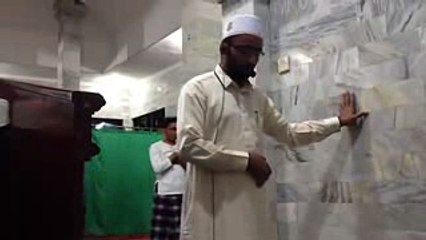 إمام مسجد يواصل صلاته رغم الزلزال بإندونيسيا