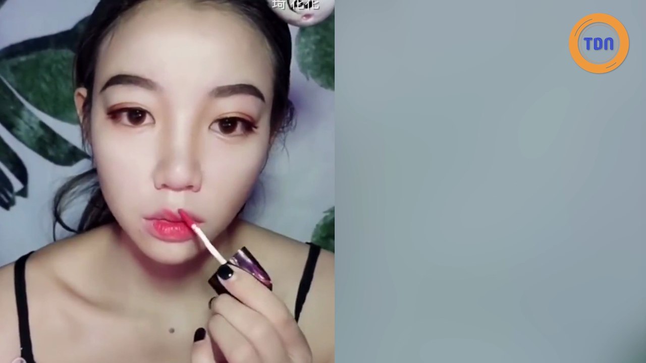 Après sa séance de maquillage elle est méconnaissable : elle partage son secret en vidéo