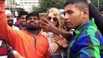 Quand une fille blonde se promène dans les rues en Inde, regardez la réaction des passants