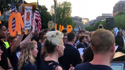 Devant la Maison Blanche, des stars de Broadway manifestent contre Trump