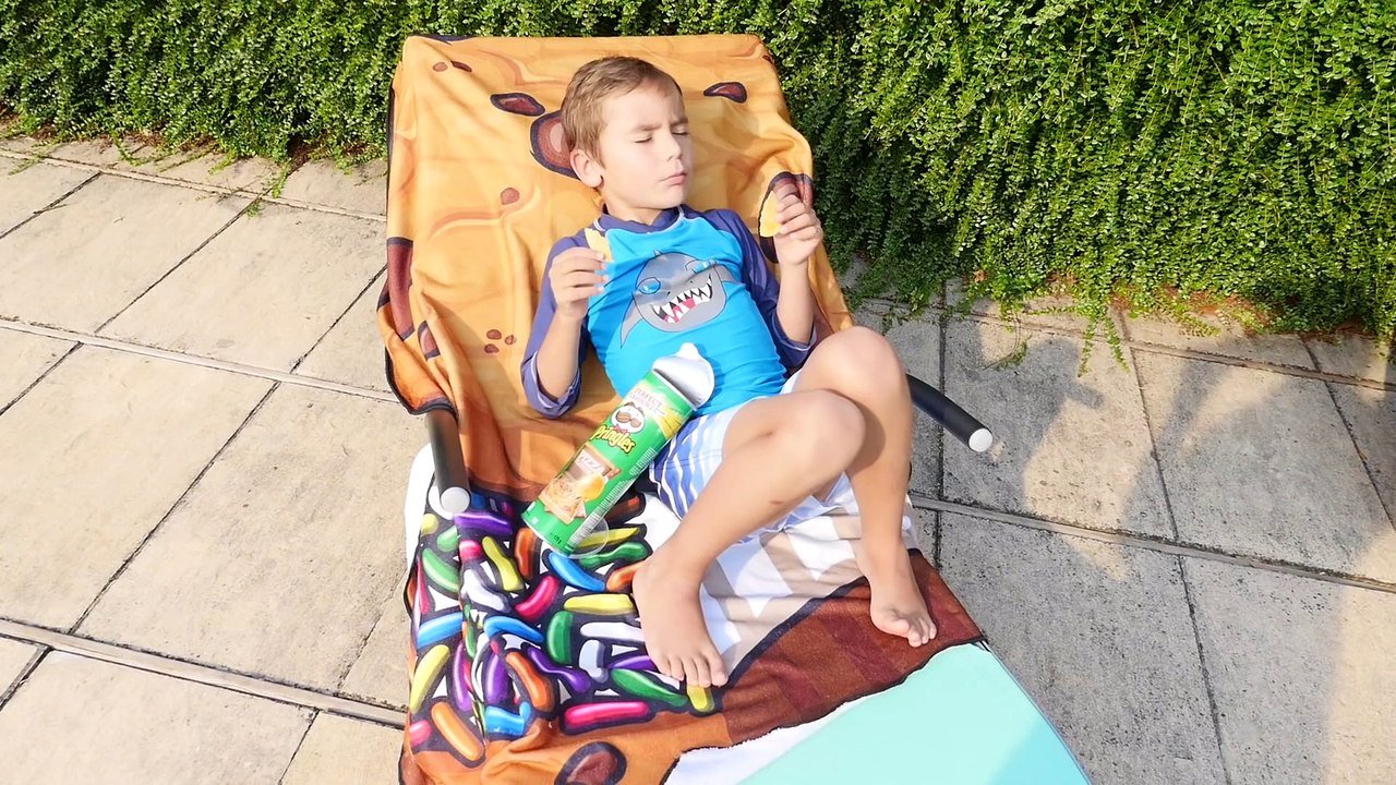 PIZZA GÉANTE DANS LA PISCINE ! - Children play with a giant inflatable pizza in swimming pool
