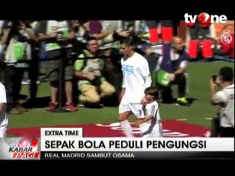 Momen Menyentuh CR7 Tuntun Bocah Pengungsi Suriah