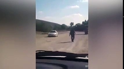 Atı kamyonun arkasına bağlayıp sürüklediler!