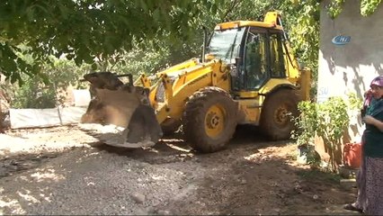 Havadan görüntülenen sel bölgesinde çiftçi yaralarını sarmaya çalışıyor