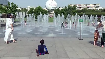 Canicule : les Parisiens trouvent refuge sous les jets d'eau
