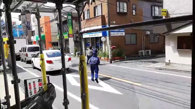 Deux policiers et un facteur maîtrisent un suspect armé !