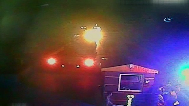 FETÖ'nün darbe girişimine ilişkin yeni görüntüler ortaya çıktı...Vatandaşların darbe karşıtı protestoları güvenlik kamerasında