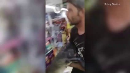 Ivre, il rentre dans une supérette avec un alligator dans les bras