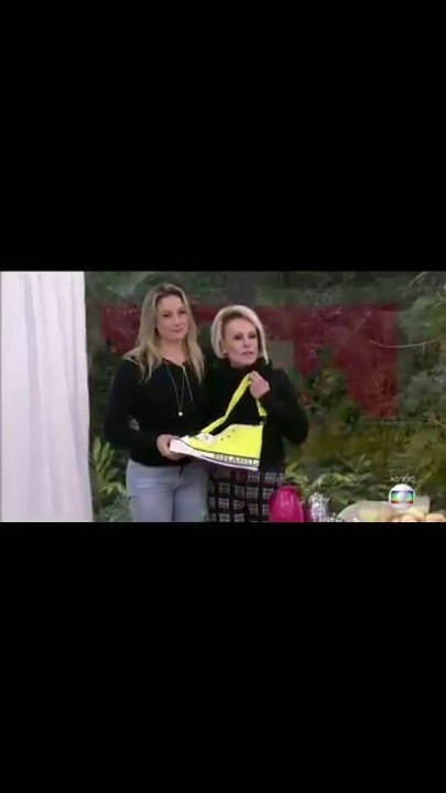 Ana Maria Braga presenteia Fernanda Gentil com um sapatão