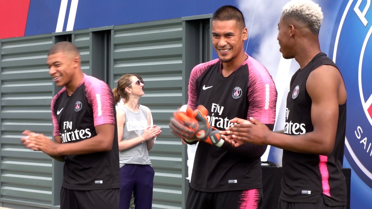 Les Parisiens fêtent les Champions du Monde