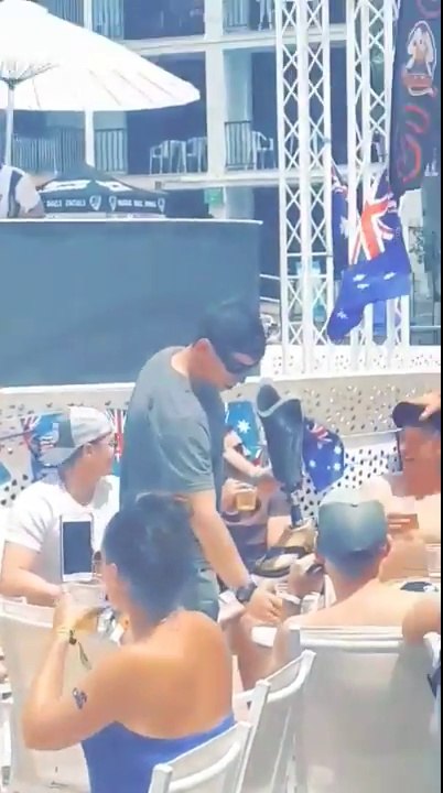 Ils boivent dans une prothèse de jambe !