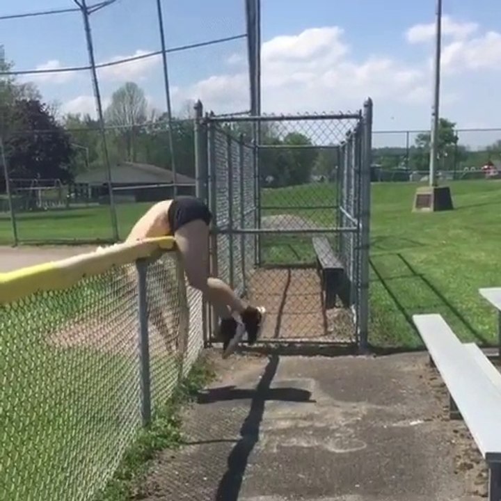 Il tente de sauter cette barrière.. mauvaise idée lol !