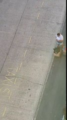 Il atteint son pote 7 étages plus bas avec un mouchoir mouillé... le bruit de l'impact !