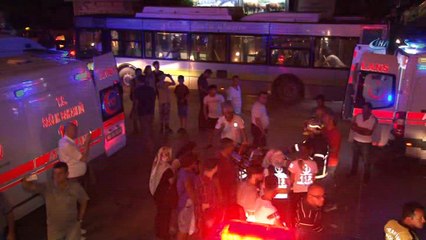 Yasağa rağmen dik yokuştan inen kamyon, freni patlayınca araçlara çarparak yan yattı: 3 yaralı