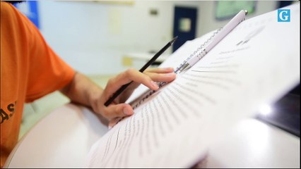 Jovem  lê redação premiada em concurso