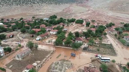 Elmalı'da Sel Ev ve Ahırlara Zarar Verdi