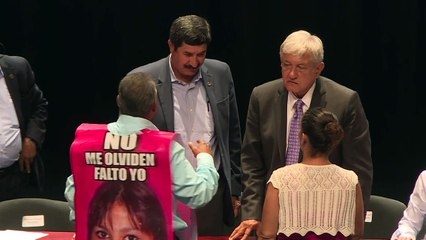 Presidente electo de México se acerca a víctimas de violencia