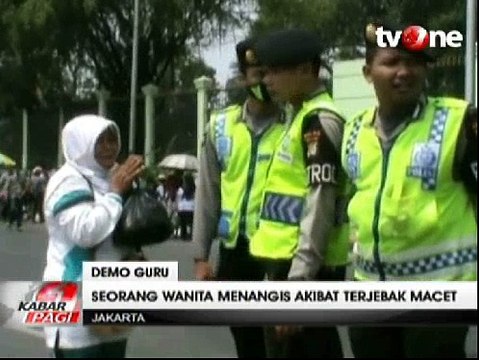 Seorang Ibu Menangis karena Terjebak Macet Demo Guru