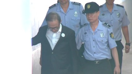 벽 짚으며 등장한 MB...이제부터는 '뇌물' 혐의 / YTN