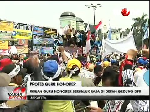Unjuk Rasa Ribuan Guru Honorer di Depan Gedung DPR