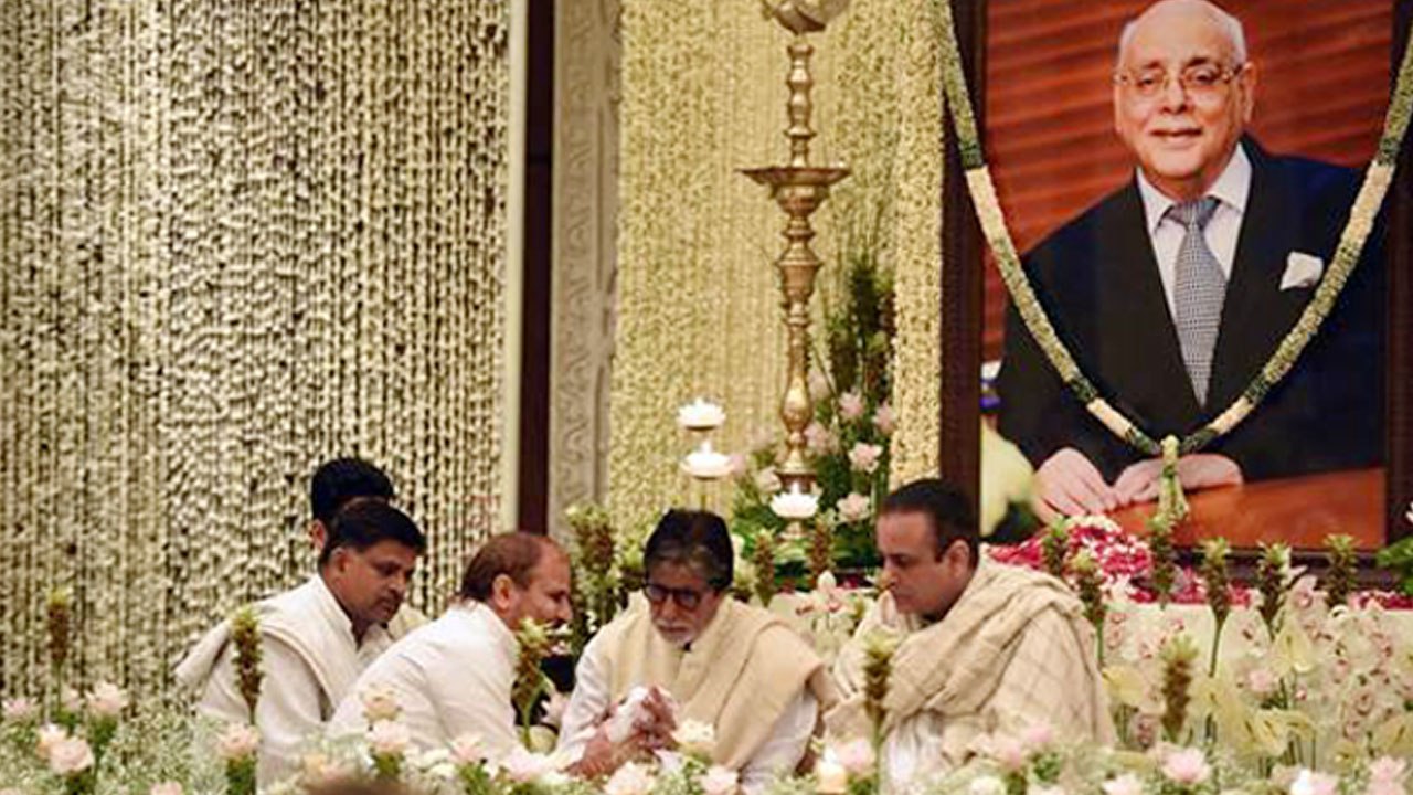 Amitabh Bachchan attends prayer meet of Rajan Nanda । FilmiBeat