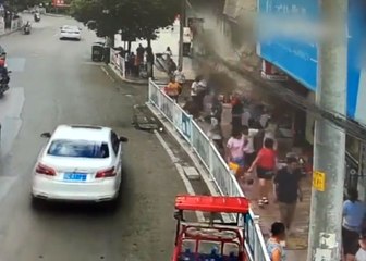 Dev Reklam Panosu İnsanların Üzerine Devrildi