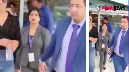 priyanka chopra Remove Her Engagement Ring in this Video