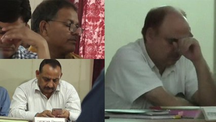 यूपी में मीटिंग के बीच में कुर्सी पर बैठे-बैठे सोते दिखे अधिकारी, वीडियो वायरल